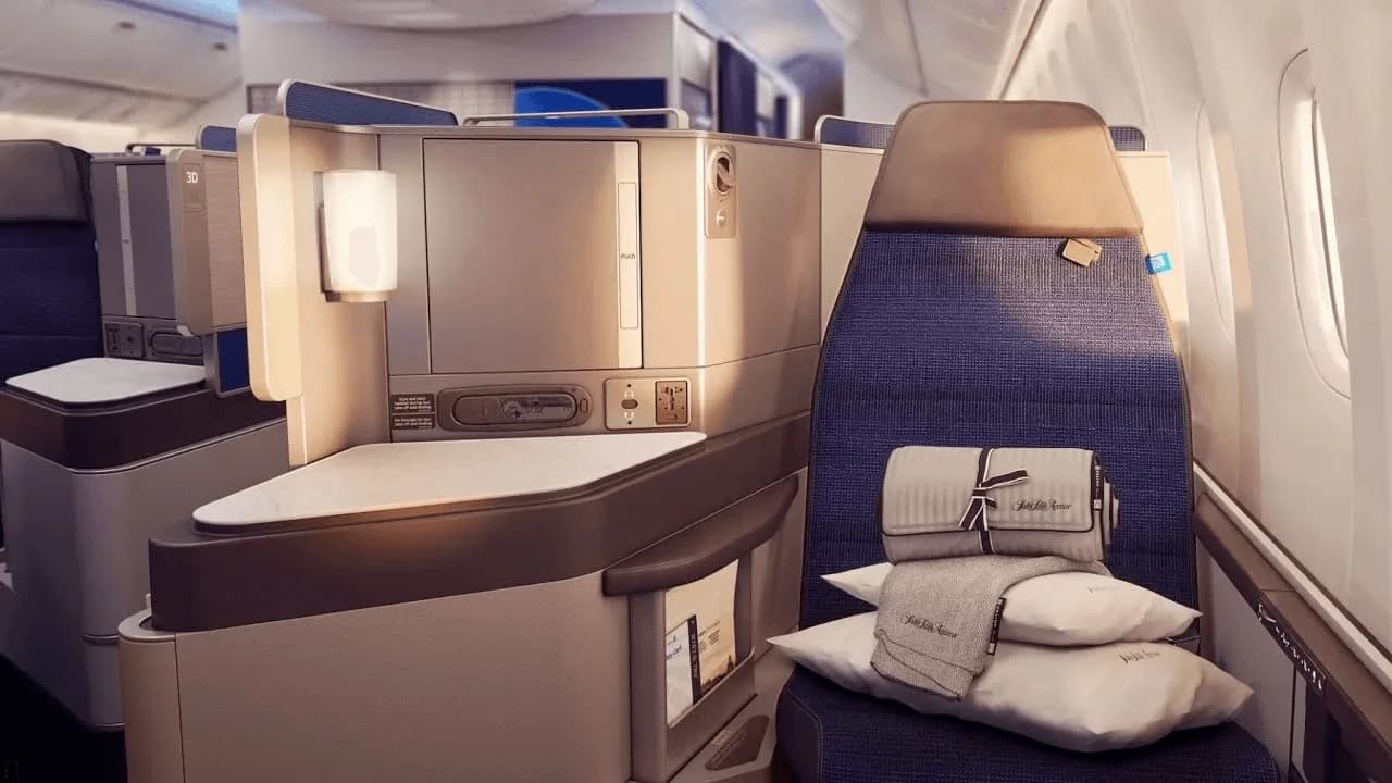 United Airlines Boeing 777-300ER Polaris Business Class Seat Guide (2026)